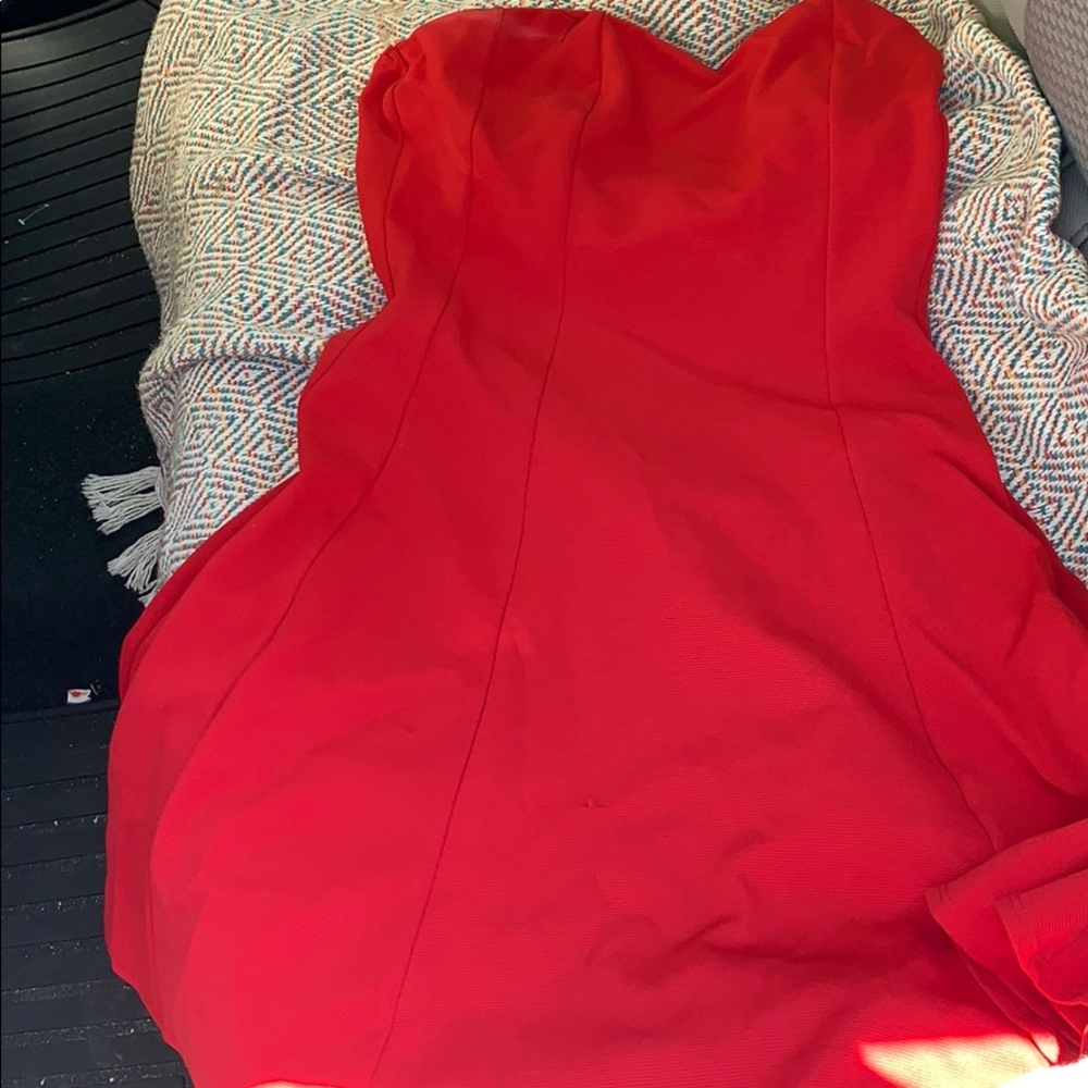 Sweetheart neckline, little red dress
